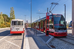 okolí - tramvajová zastávka