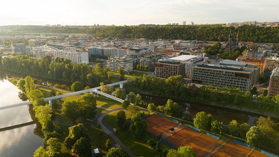 IN PROXIMITY WITH NATURE AND SPORTS ACTIVITIES