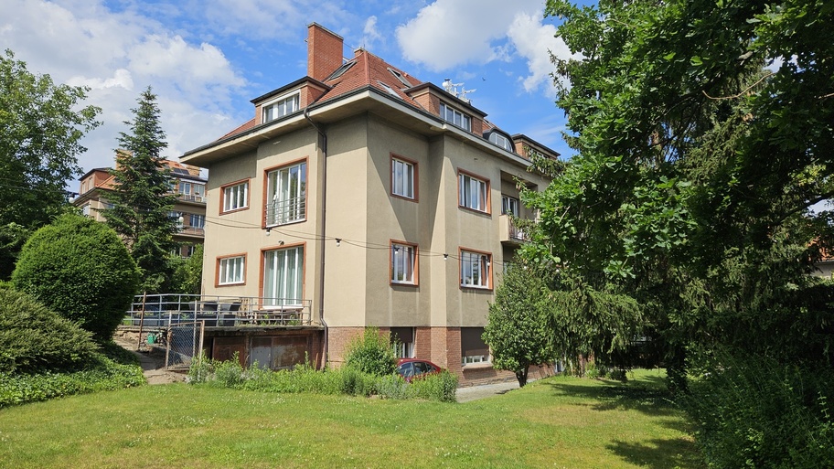 LIVING IN RESIDENTIAL VILLA WITH A LARGE GARDEN&nbsp;