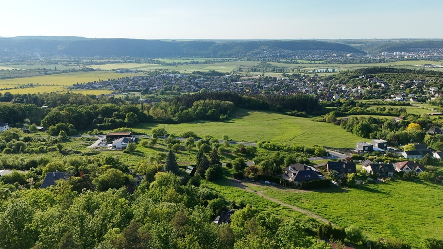 NEW HOME WITHIN REACH OF THE METROPOLIS WITH BEAUTIFUL VIEWS OF THE LANDSCAPE