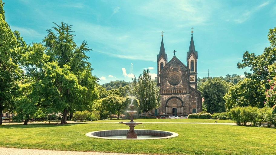 A LIVELY AND GREEN SQUARE