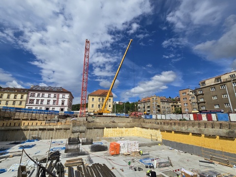 Residence Laurová is growing – new tower crane is in place