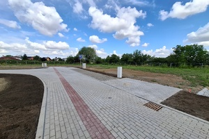 zasíťování pozemků + komunikace