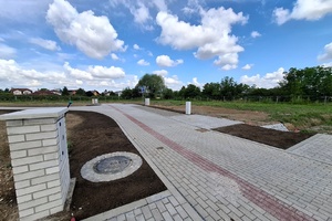 zasíťování pozemků + komunikace